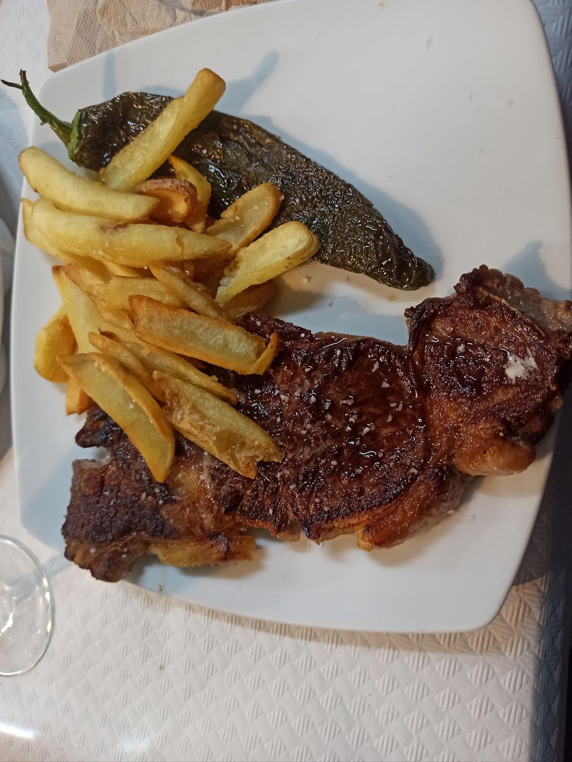 Carne a la plancha con patatas y pimiento