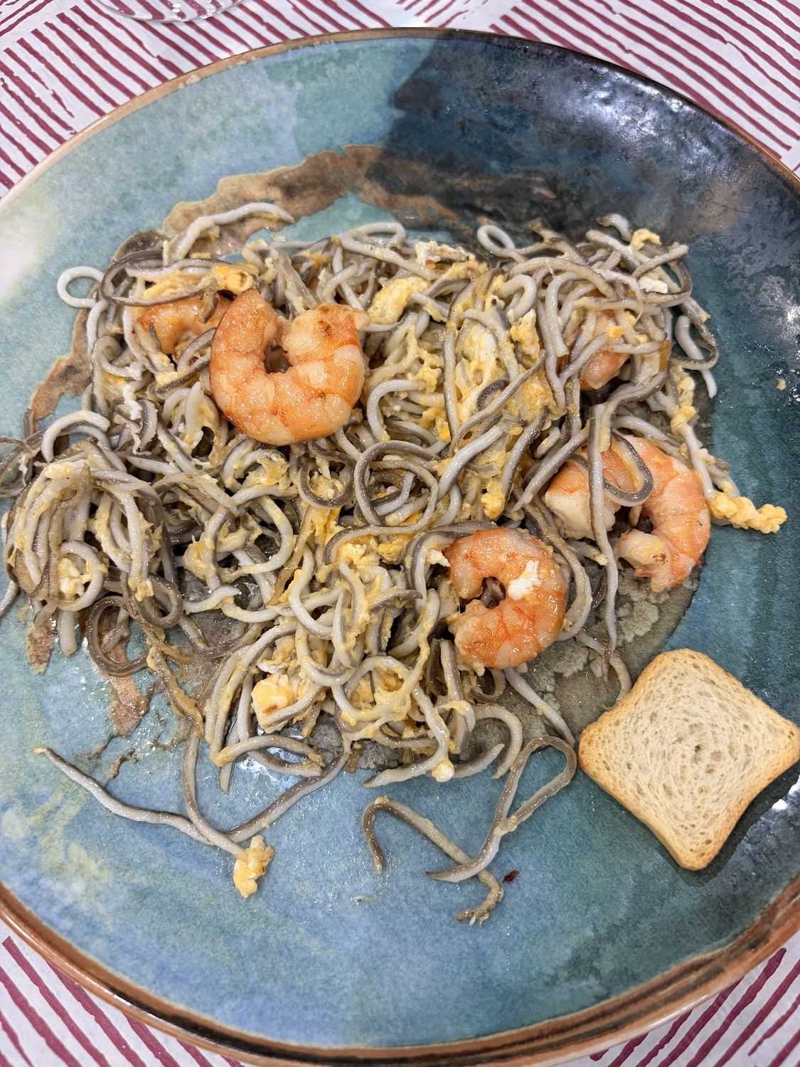 Revuelto de gulas y langostinos