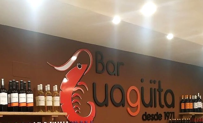 Logo del Bar Guagüita, desde 1971, en la pared del local
