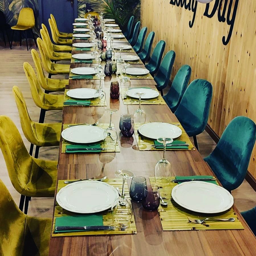 Mesa preparada para un grupo