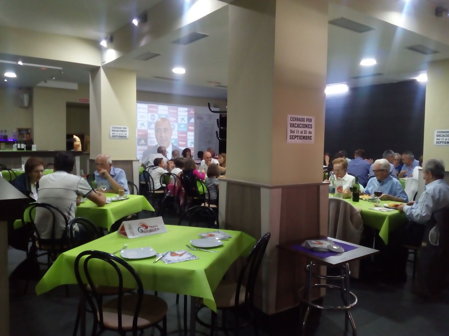 Salón lleno a mediodía